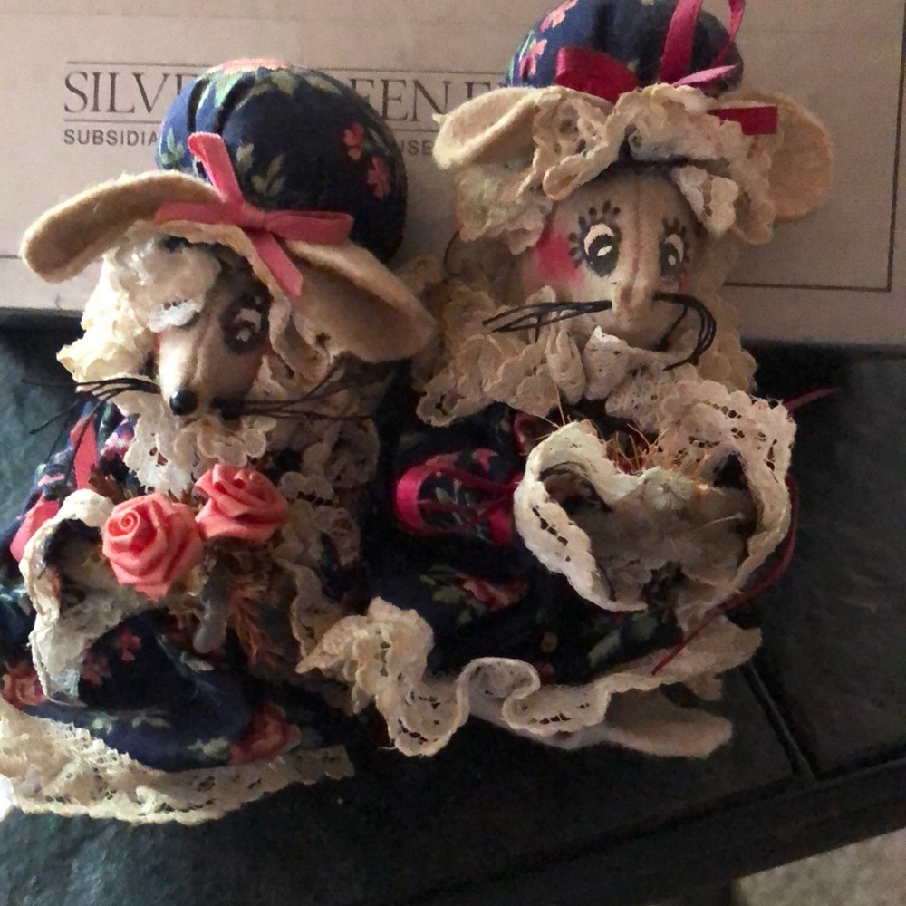 Vintage adorable sister mice